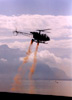 Hlicoptre lachant des fumignes sur la scne